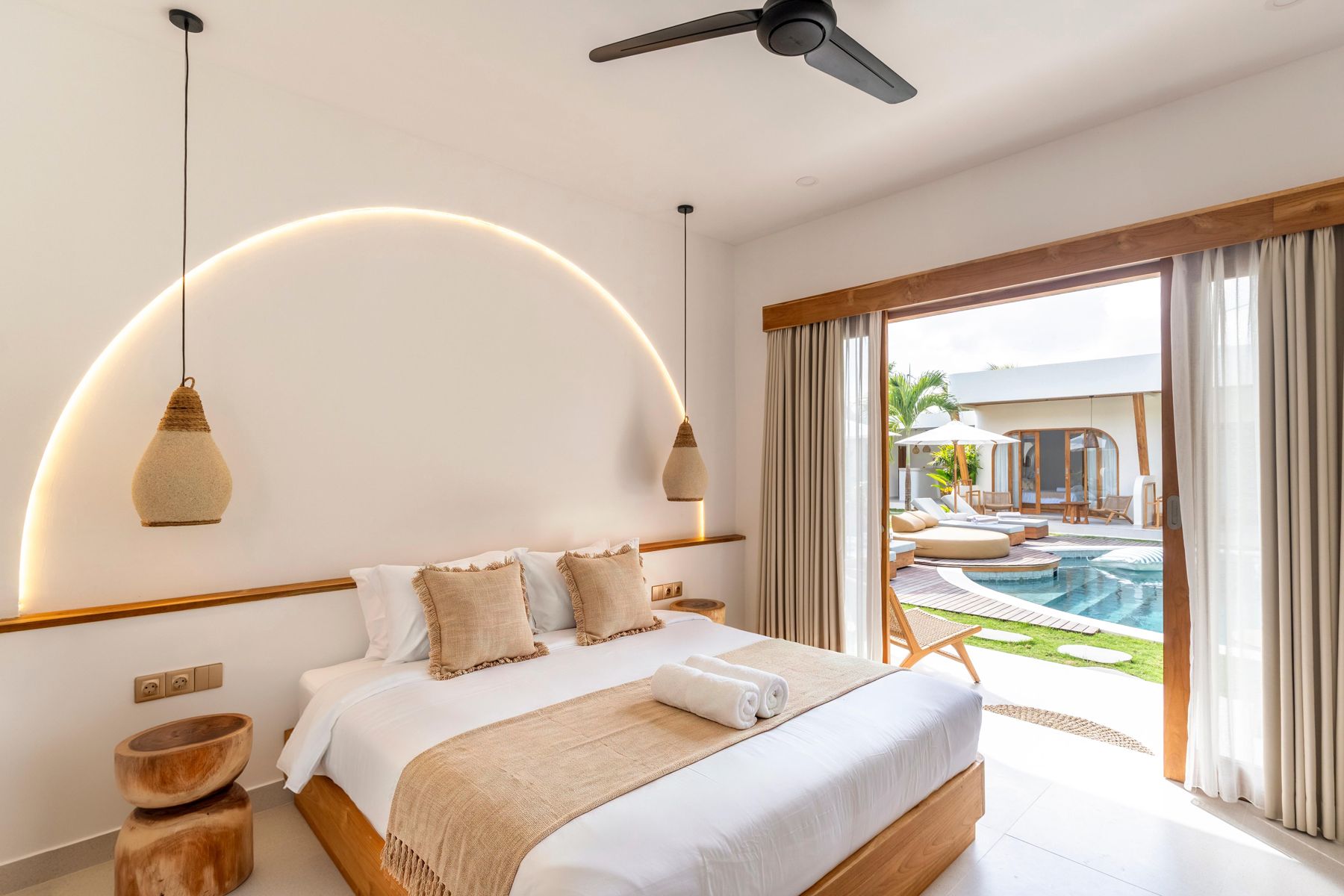Bedroom with double bed opening onto the pool