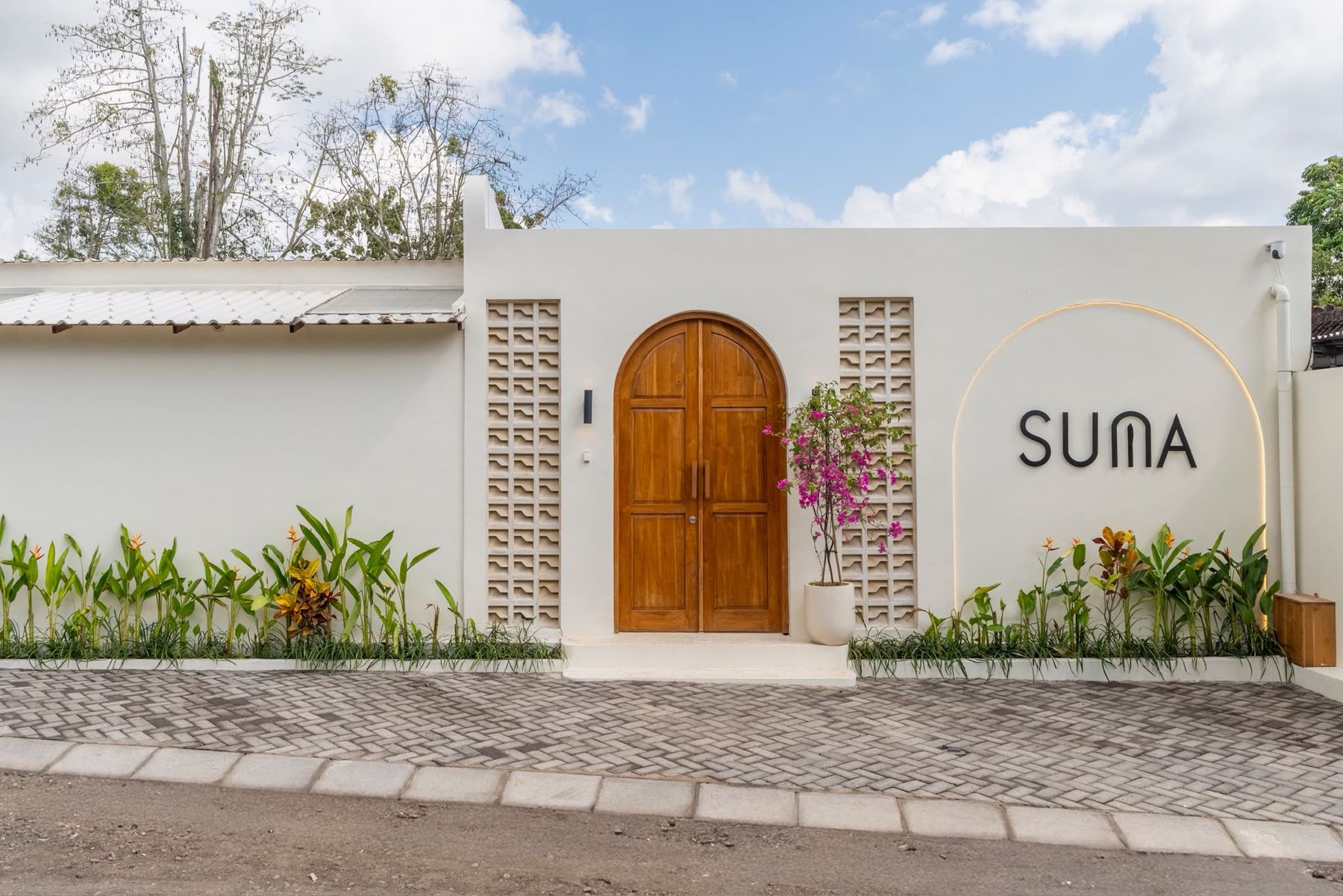 Arched door of Villa Suma