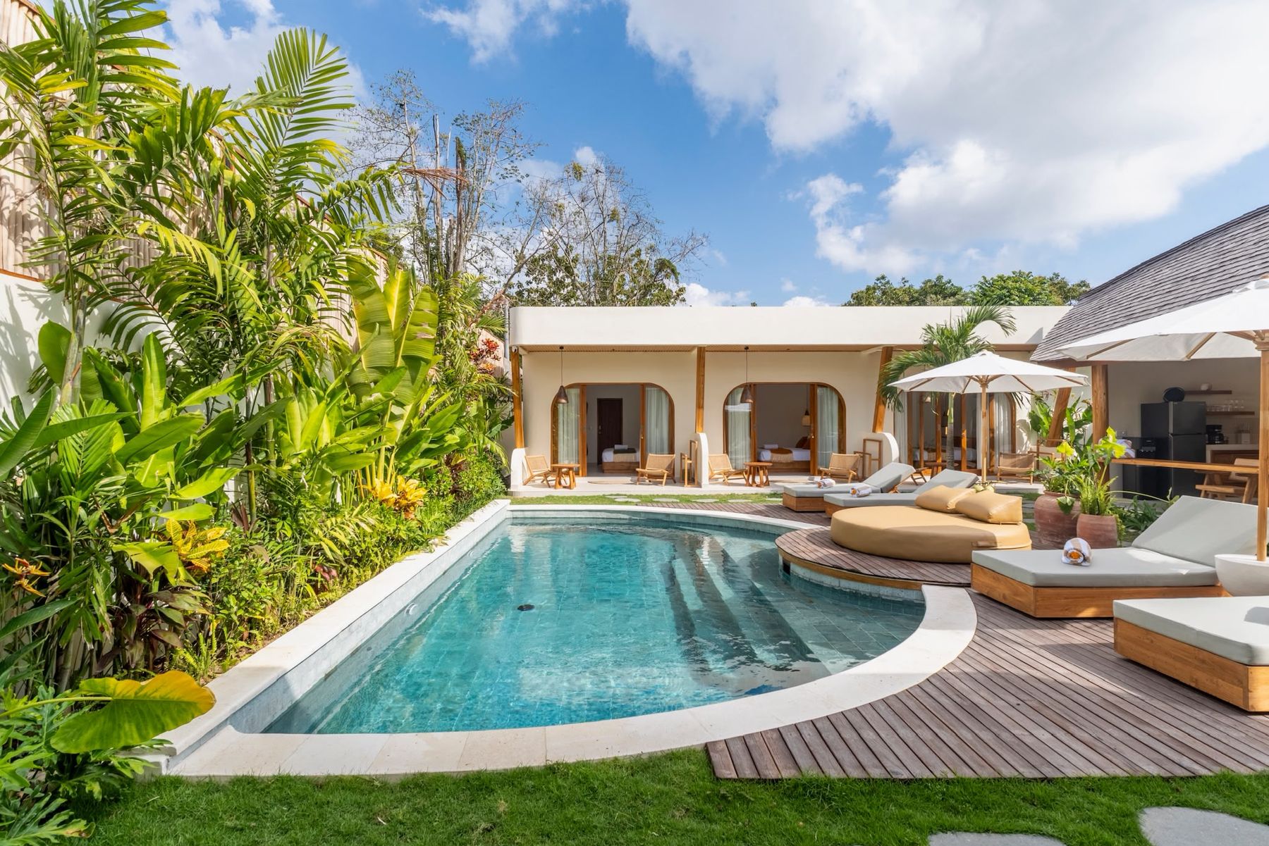 Pool and garden of Villa Suma in Balangan