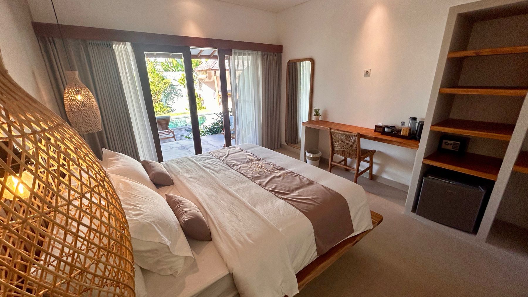 King bedroom opening onto the garden