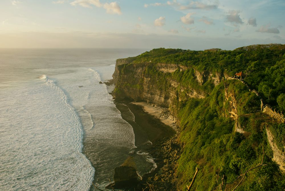 Falaises d'Uluwatu au-dessus de l'océan Indien